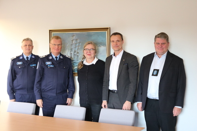Poliser på besök: Kimmo Markkula, Timo Saarinen, Eija Taskinen, Robert Nyman, Jarmo Pitkämäki.